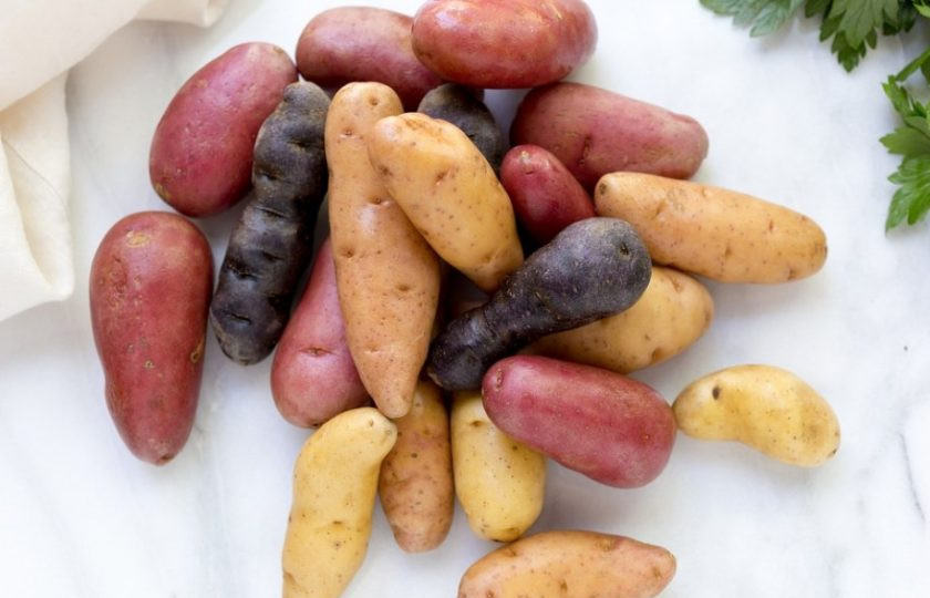 1. Этап. Салат Французский: Маленький молодой картофель хорошо промойте, разрежьте его на половинки.