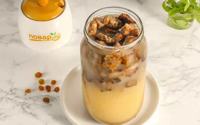 1. Этап. Окрошечный квас с изюмом: Спустя указанное время сухарики набухнут, между ними будут пузырьки углекислого газа.