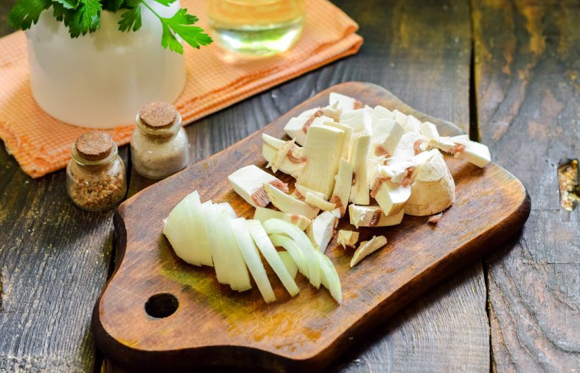 1. Этап. Булгур с овощами и креветками: Очистите лук и сполосните, нарежьте полукольцами. Шампиньоны также сполосните и нарежьте кусочками небольшого размера.