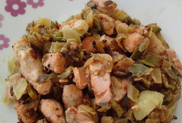 1. Этап. Омлет с лососем: 5. Готовую начинку омлета посолите, поперчите и выложите на тарелку.