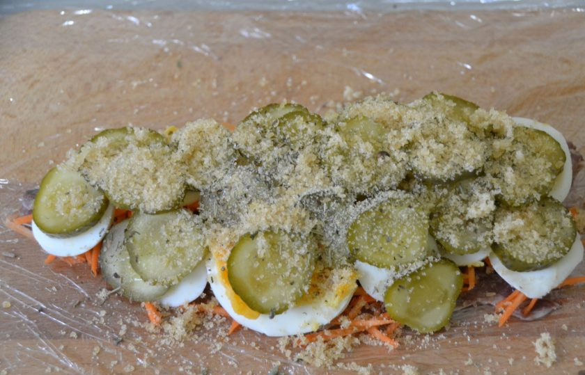 1. Этап. Скумбрия по-царски: Далее выложите слой огурцов, сверху посыпьте желатином.