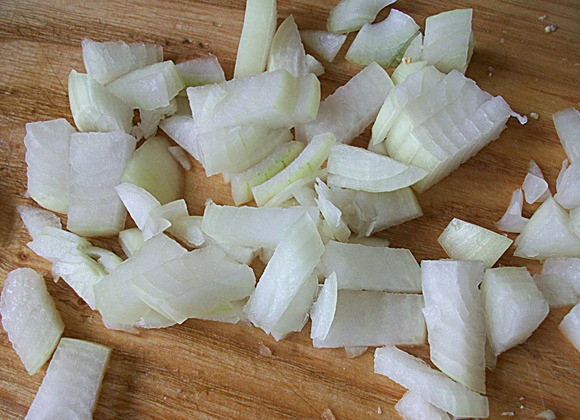 1. Этап. Соус из сметаны и майонеза: Режем мелко лук.