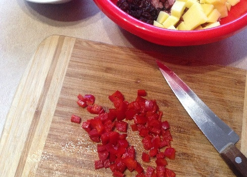 1. Этап. Швейцарская кукурузная запеканка: 4. У меня был кусочек болгарского перца и я решила его тоже пустить в дело:) нарезаем перец кубиками.