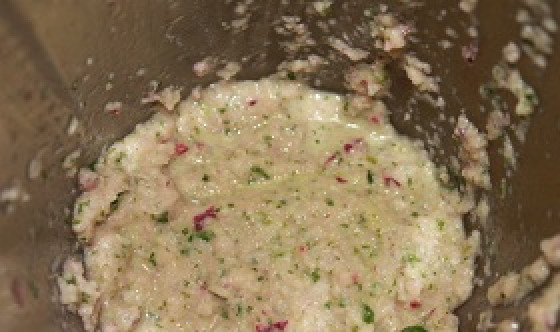 1. Этап. Имбирный лосось с манго-гриль и брусничным соусом: Смешать в блендере 30г лимонного сока, чеснок, петрушку, лук, имбирь, перец чили, пробить до однородной пасты