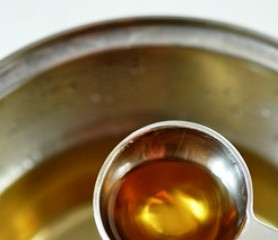 1. Этап. Торт Лакомка: 6. Готовим сироп. Для этого половину стакана сахара заливаем 2/3 частью воды, получится стакан 250 мл, к этому стакану добавляем коньяк, тщательно размешиваем. Полученным сиропом смазываем наши бисквиты.