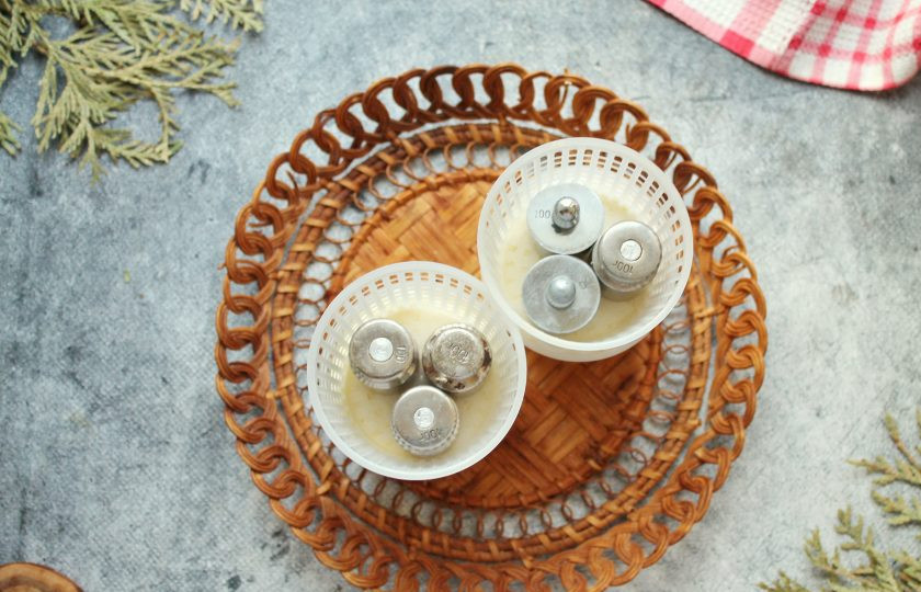 1. Этап. Домашний сыр из молока и кефира: Уберите сыр в холодильник на 12 часов. Готовый сыр достаньте из сита, удалите марлю и, разрезав, подавайте.