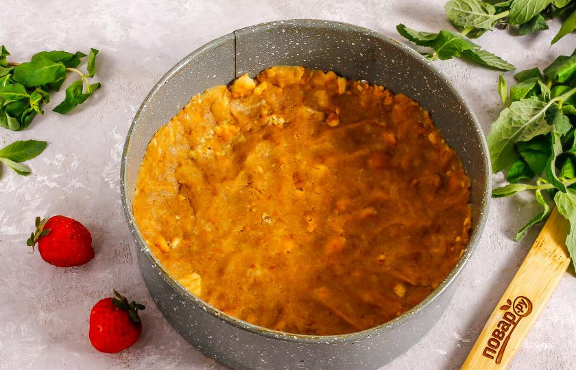 1. Этап. Клубничный чизкейк с творогом без выпечки: Выложите в форму, слегка заходя на бортики и разровняйте, утрамбовывая. Поместите форму в холодильник на 20 минут.