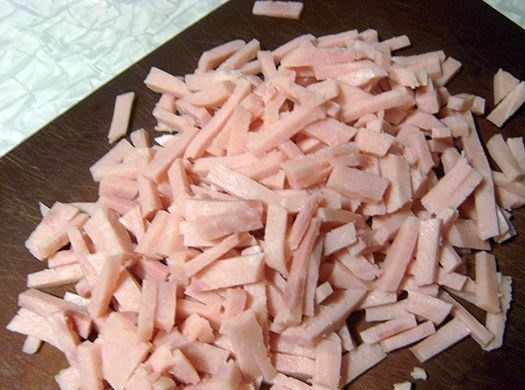 1. Этап. Салат с колбасой и грибами: 2. Готовые грибы отправим в салатницу. Колбасу режем тонкой соломкой и тоже отправим к салату.