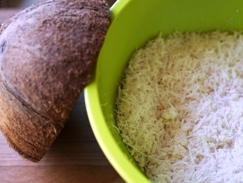 1. Этап. Кокосовый пудинг с карамельным соусом: Для этого блюда нужна свежая мякоть кокоса. Магазинная стружка не подойдет. С помощью терки натрите полтора стакана.