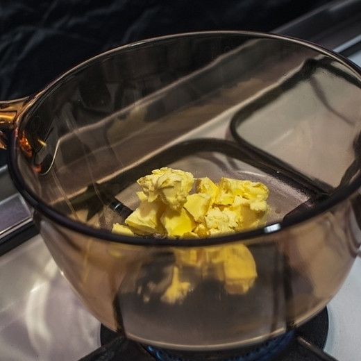 1. Этап. Винный соус: Поставьте соусницу на средний огонь, растопите в ней половину сливочного масла. Когда масло растопится, уменьшите огонь до медленного и варите, помешивая, пока масло не начнет приобретать коричневый оттенок.