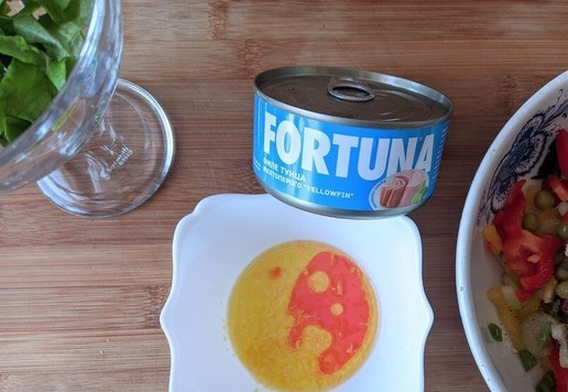 1. Этап. Салат Ворожея с тунцом и черносливом: Добавляем в салат соль, перец. Делаем заправку. Смешиваем оливковое масло, уксус и цедру лимона.