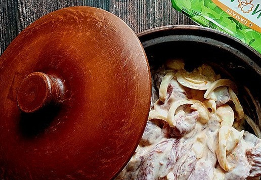 1. Этап. Индейка Духовая на лаваше: Тщательно перемешаем, чтобы каждый кусочек индейки хорошо обволокся маринадом. Накроем крышкой и отправим в холодильник. Я, как уже сказала ранее, отправлю мариноваться на ночь. Хотя можно замариновать и на 30-60 минут, если нужно срочно приготовить. На утро достала из холодильника, перемешала. Поставила в духовку, выставив Т-180 С и время - 1 час. У меня электрический шкафчик на 18 л с тенами сверху и снизу. Запекает отлично. На даче или саду-огороде незаменимая вещь.