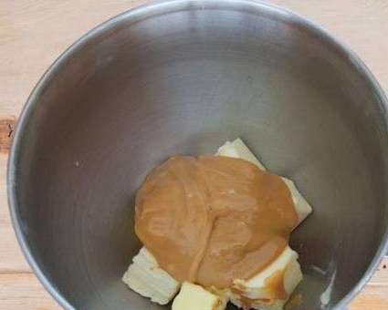 1. Этап. Печенье Муравейник: Выкладываем в миску вареную сгущенку и мягкое сливочное масло. Взбиваем до однородного состояния.