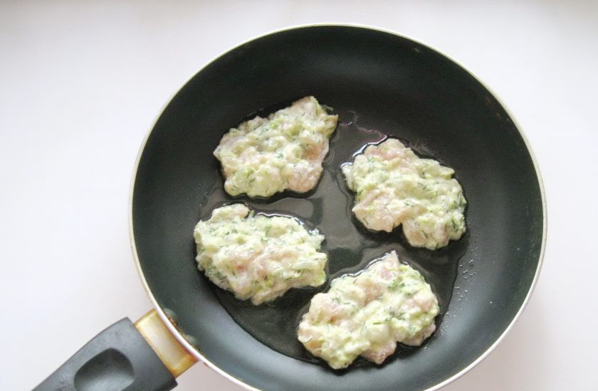 1. Этап. Рубленые куриные котлеты с кабачком: На горячую сковороду с рафинированным подсолнечным маслом столовой ложкой выкладывайте котлеты.