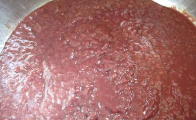 1. Этап. Печеночный торт из говяжьей печени: Сливаем молоко, в котором была замочена печень. Кусочки печени прокрутим через мясорубку или измельчим блендером.