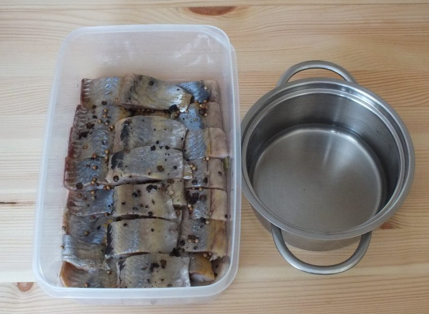 1. Этап. Пресервы из сельди: Охлажденным маринадом, с помощью ложки, пролейте каждый кусочек.