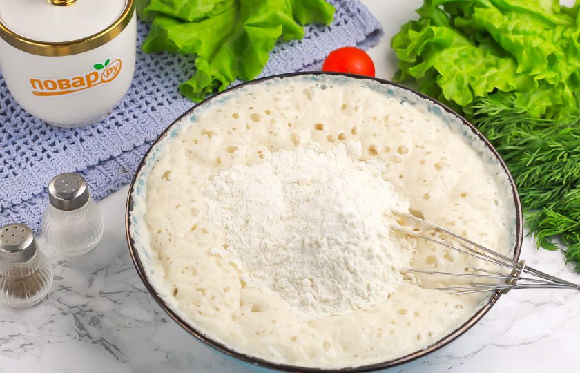 1. Этап. Кисло-сладкий хлеб: Всыпьте оставшуюся пшеничную муку и замесите не плотное тесто. Оно будет даже слегка жидковатым — так и должно быть.