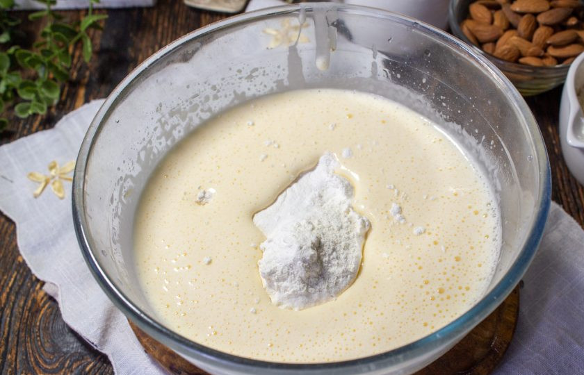 1. Этап. Рулет Рафаэлло: Добавьте просеянные муку, соль и разрыхлитель. Перемешайте тесто лопаткой.