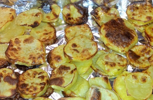 1. Этап. Судак по-монастырски: Пока готовится рыба, приготовите гарнир. Для этого очистите и нарежьте кружочками картофель. Выложите на отдельный противень с фольгой и полейте маслом. Присолите по вкусу. Также поставьте в духовку и запекайте двадцать минут.