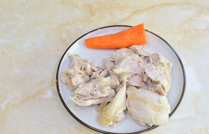 1. Этап. Заливное из курицы: Куриное филе и морковь остудите до комфортной температуры и нарежьте на кусочки.
