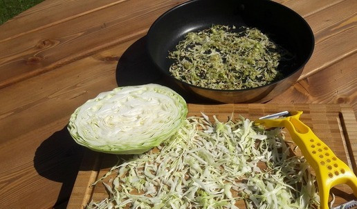 1. Этап. Кукси-корейский холодный суп: Нашинковать капусту, обжарить слегка на сковороде до подпалин, добавить немного соли.