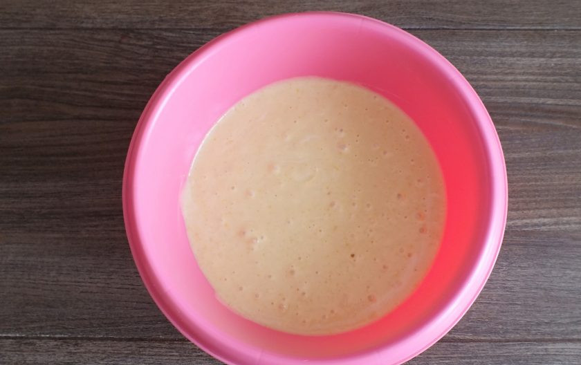 1. Этап. Заливной пирог с тыквой в духовке: Тесто перемешайте с помощью миксера до однородного, без комочков состояния.