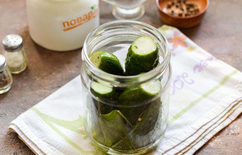 1. Этап. Огурцы с виноградными листьями на зиму: Наполните банку огурцами.