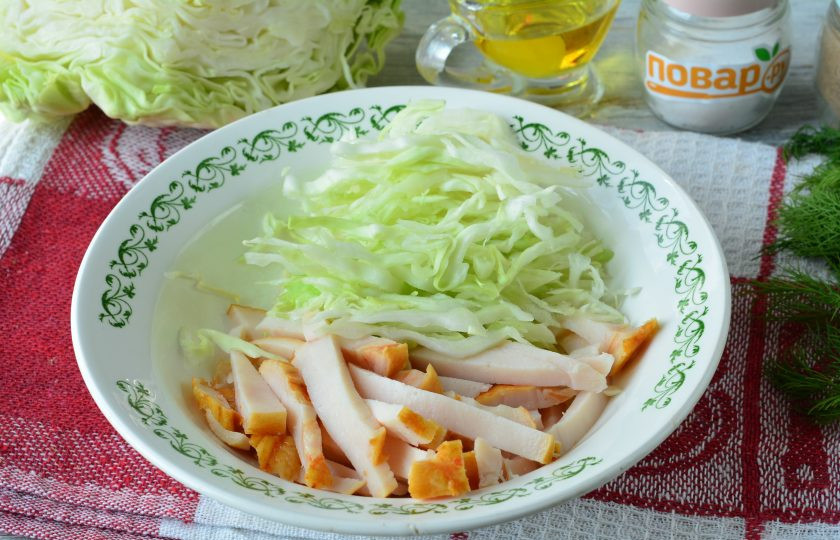 1. Этап. Салат с капустой, ветчиной и сухариками: В подходящую посуду всыпьте ветчину и нарезанную капусту.