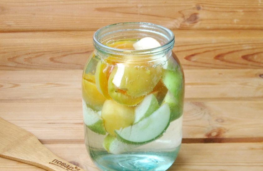 1. Этап. Компот из абрикосов и яблок на зиму: Залейте фрукты кипятком. Накройте крышкой и дайте постоять 20 минут. Воду слейте в кастрюлю и вскипятите вновь.