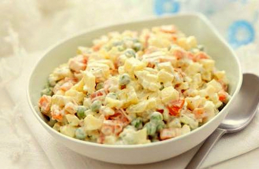 1. Этап. Салат Оливье традиционный: Соединить все ингредиенты, посолить, поперчить. Заправить майонезом и сметаной. Перемешать и убрать в холод на 1-2 часа. Перед подачей выложить горкой в салатник или на порционные тарелки при помощи формы. Приятного аппетита!