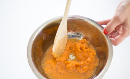 1. Этап. Печенье из пюре батата: 1. Сварите батат до готовности в подсоленной воде. Слейте воду, оставив 2 ложки. Добавьте растительное масло и разомните в пюре.