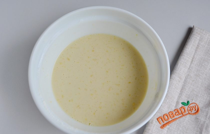 1. Этап. Торт Карпатка с заварным кремом: Яично-молочную массу влейте в кипящее молоко, венчиком быстро перемешивайте крем и варите до загустения. Это происходит очень быстро, следите, чтоб не пригорел крем.