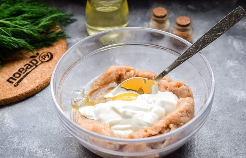 1. Этап. Куриные оладьи со сметаной: Следом добавьте в фарш сметану.