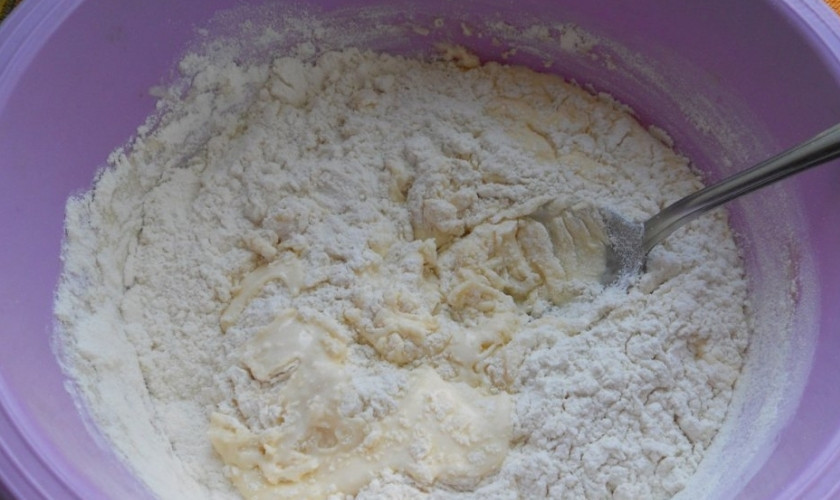 1. Этап. Яблочный пирог из творожного теста: 3. Муку заранее просеиваю и соединяю с разрыхлителем, порционно всыпаю ее к творогу и перемешиваю, оставляю на полчаса.