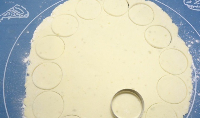 1. Этап. Картофельные смайлики: На присыпанном мукой столе раскатайте тесто толщиной 3 мм. Вырежьте из него кружочки.