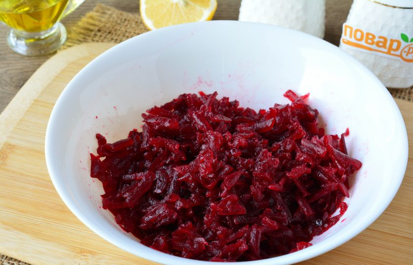 1. Этап. Салат из свеклы с лимонным соком: Сварите до мягкости свеклу, почистите и натрите ее на терке. Выложите в глубокую посуду.
