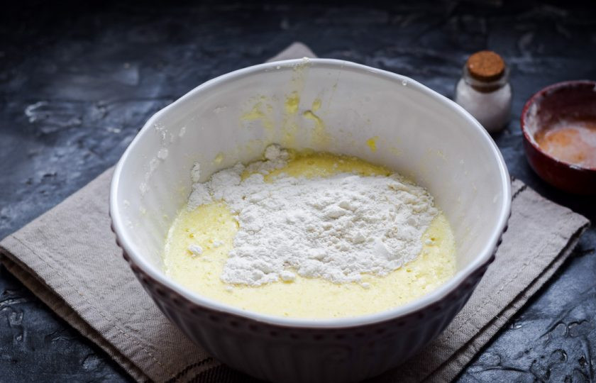 1. Этап. Влажные маффины: При помощи миксера соедините все компоненты. Добавьте в тесто пшеничную муку и порцию разрыхлителя. Перемешайте.