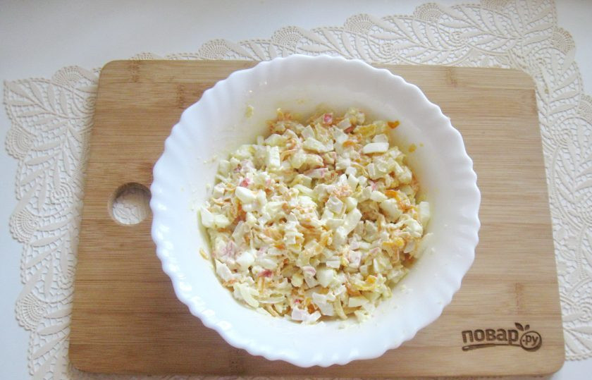 1. Этап. Салат Балтийский: Поперчите и посолите по вкусу, перемешайте.