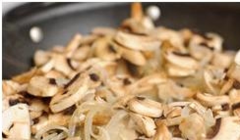 1. Этап. Жюльен в горшочках: Добавляем к луку нарезанные грибы и куриное филе. Обжариваем минут 5, затем добавляем перец, перемешиваем и убираем сковородку с плиты.