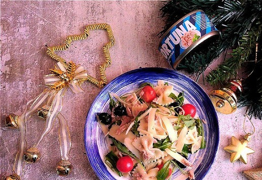 1. Этап. Салат с консервированным тунцом и фарфалле: Легко, красиво и вкусно. То, что нам нужно за новогодним столом - не переесть!