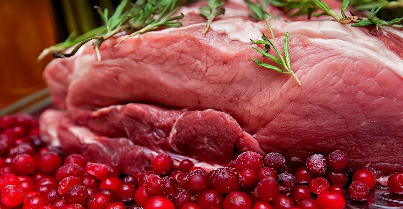 1. Этап. Окорок По-купечески: Окорок следует подготовить: замаринуйте его за сутки до приготовления. Клюкву советую использовать свежую, если такой нет - используйте замороженную (предварительно разморозив ее).