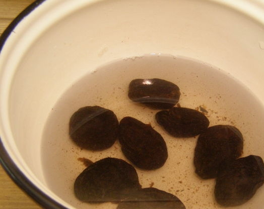 1. Этап. Салат Любимый с черносливом: Чернослив необходимо помыть и распарить в кипятке.