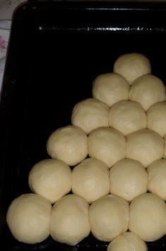 1. Этап. Булочки Новогодние: Накрываем противень полотенцем и оставляем в теплом месте на 30 минут для подъёма.