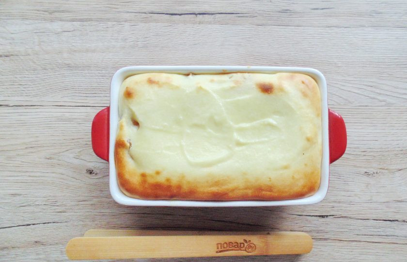 1. Этап. Творожная запеканка с абрикосами: Выпекайте творожную запеканку в духовке, разогретой до 170-175 градусов 35-40 минут.