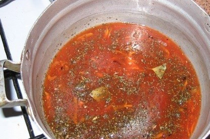 1. Этап. Ежики из говядины: В кастрюлю наливаем воду и добавляем томатную пасту, ставим на огонь. Добавляем в кастрюлю овощи, специи. Доводим все до кипения и убавляем огонь. Солим, добавляем немного сахара и капельку уксуса.