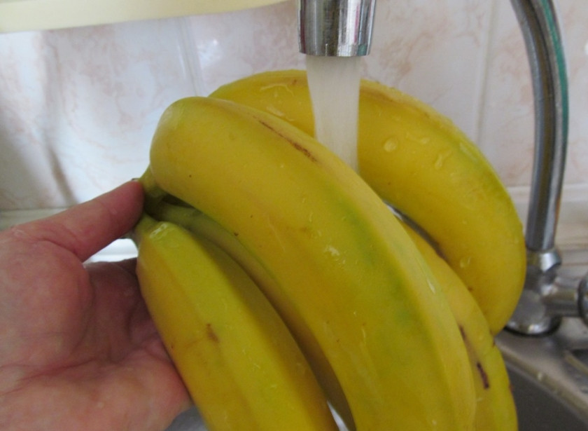 1. Этап. Квас из банановой кожуры: Бананы тщательно промываем.