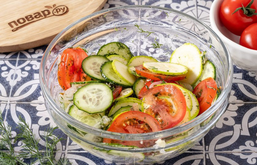 1. Этап. Салат с огурцами, кабачками и помидорами: Заправьте салат оливковым маслом и лимонным соком. Все перемешайте. Уберите салат в холодильник на 10 минут, чтобы овощи пустили сок. После его можно будет подавать.