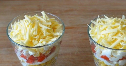 1. Этап. Салат Восторг: Завершающим слоем натираем твёрдый сыр.