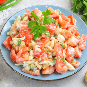 Салат с копченым сыром и помидорами