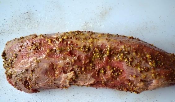 1. Этап. Мясо в духовке куском: Также обмажьте говядину горчицей. Оставьте её мариноваться в холодильнике минут на 10-15.